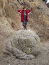 NZ02-Dec-12-12-31-25 * Moeraki boulders.
Moeraki. * 1488 x 1984 * (537KB)