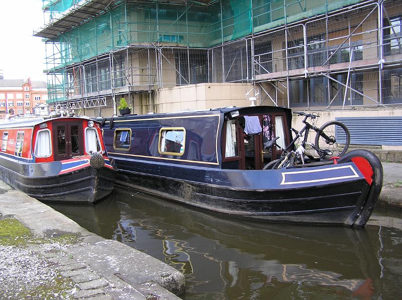 P8220065.JPG - We teamed up with "Henry the Navigator" for the Rochdale 9. Two teams operating the locks made the flight much easier.