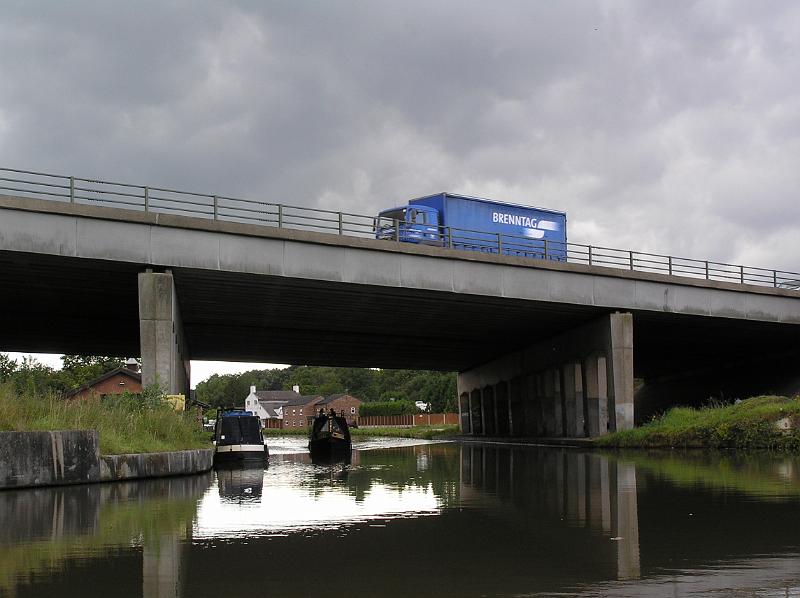 P8250128.JPG - The M56 and the Bridgewater canal.