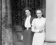 Miss Murphy & Edith Simmons Etherton Lawn Original caption: 2 unknown ladies