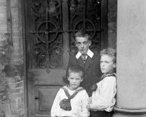 3 Summer s children (surely Simmons) at Etherton Lawn Original caption: 3 Summer s children