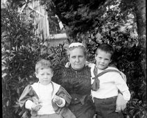 Edith Summers & 2 children (surely Simmons) Original caption: Edith Summers and 2 children