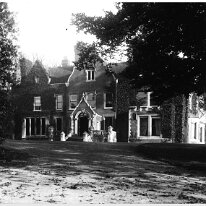Gennings Park, Hunton, Kent This photo is also in the Woodgate albums with the following inscription on the back:- Gennings Kent Uncle Fred's when he was member for Maidstone (Frederick...