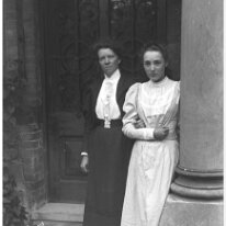 Miss Murphy & Edith Simmons Etherton Lawn Original caption: 2 unknown ladies