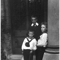 3 Simmons children at Etherton Lawn Original caption: 3 Summer s children
