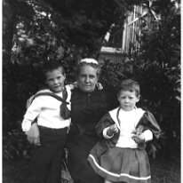 Edith Simmons & 2 children Original caption: Edith Summers and 2 children
