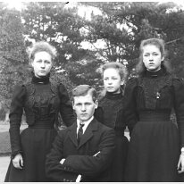 Gerald & the 3 girls Original caption: Gerald and the 3 girls