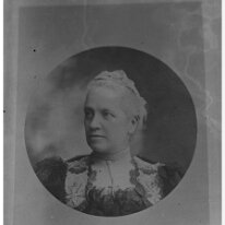 Circular portrait of Alice Hunt Original caption: Circular portrait of a lady